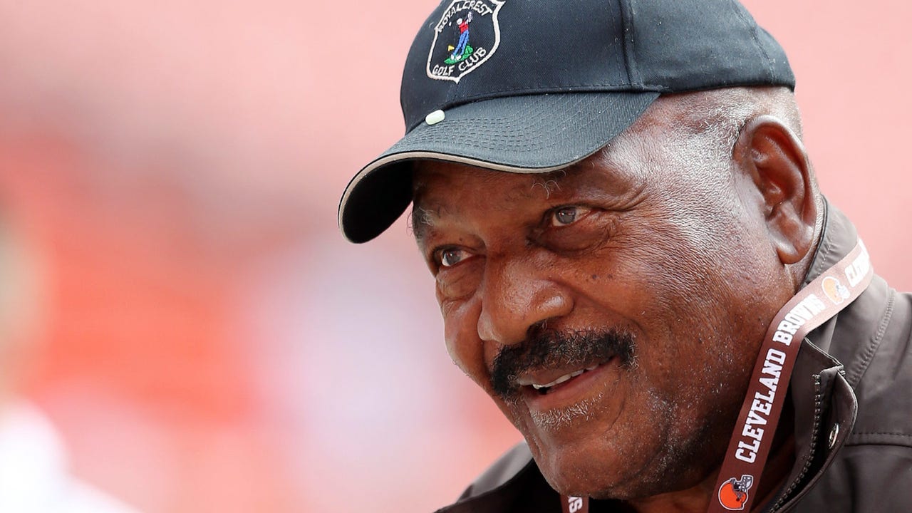Hall of Famer Jim Brown applauds player protests
